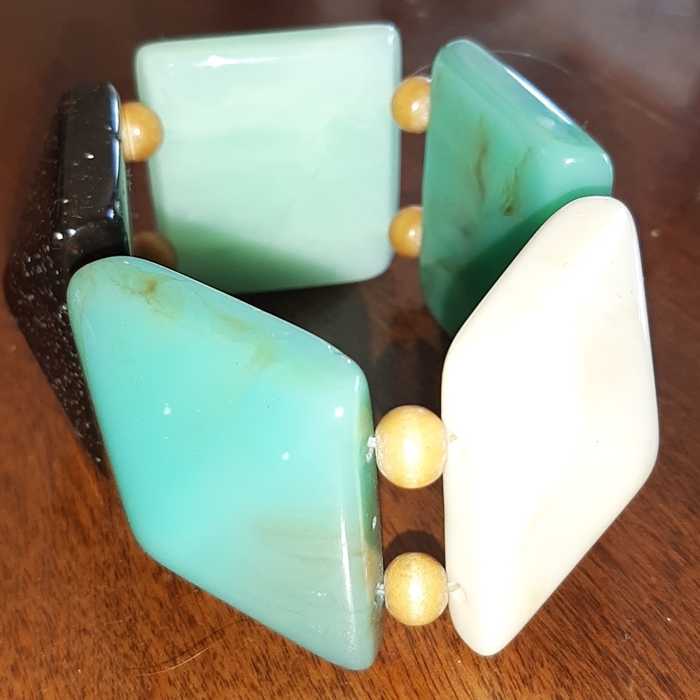 Lucite chunky stretch bracelet